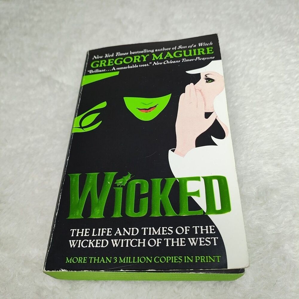 Wicked by Gregory Maguire  - Harper Paperback 1st printing - Green paper edges